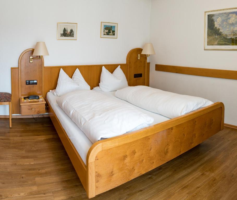 Postel nebo postele na pokoji v ubytování Hotel Adler mit Gasthaus