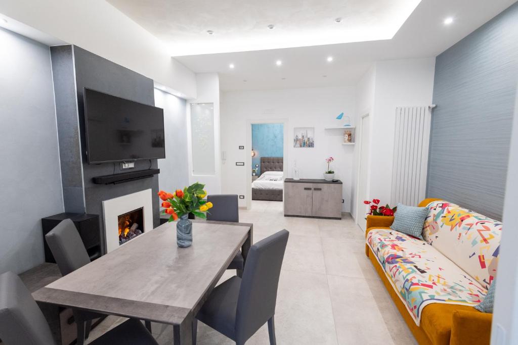 un soggiorno con un tavolo e un divano di LA DIMORA E IL REDENTORE a Bari