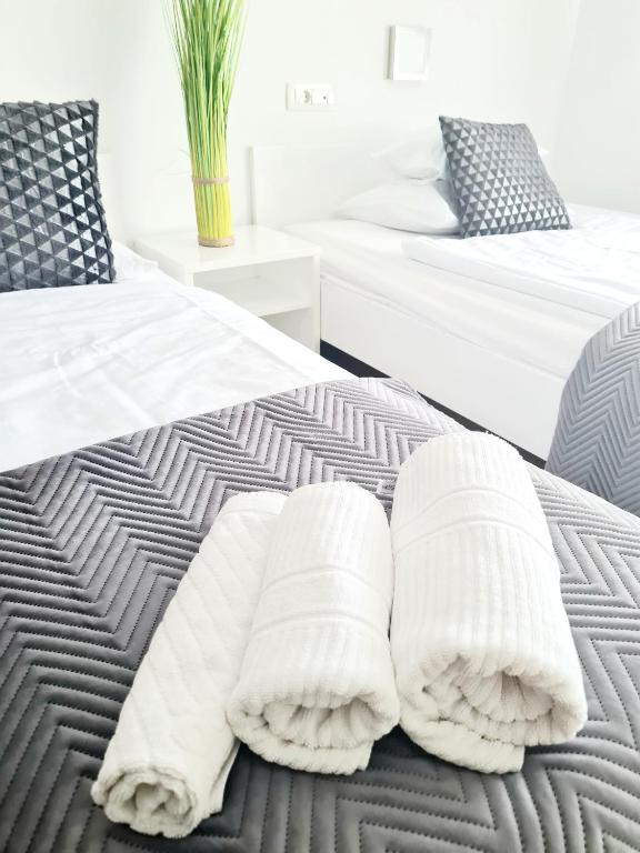 Postel nebo postele na pokoji v ubytování AZUR ROOMS LJUBLJANA