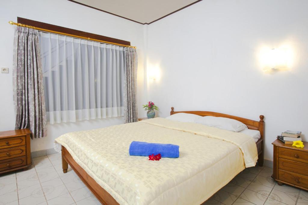 Un dormitorio con una cama con una caja azul. en Agung And Sue Watering Hole I, en Sanur