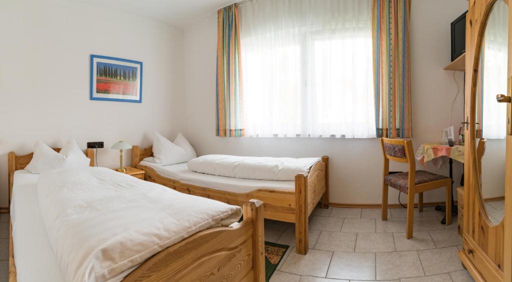Postel nebo postele na pokoji v ubytování Hotel Adler mit Gasthaus