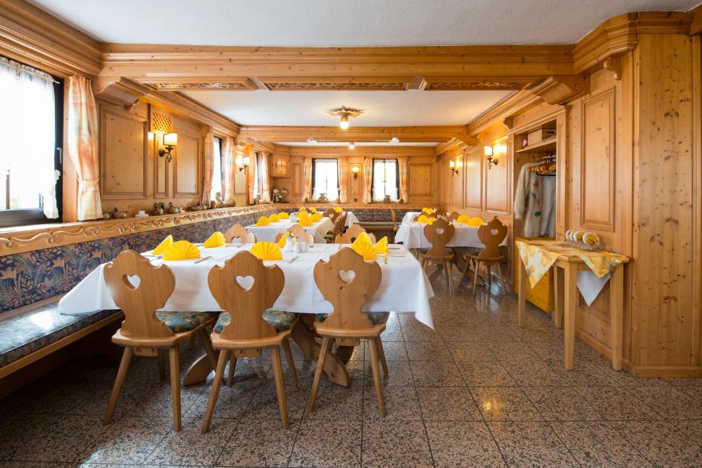 Posezení v ubytování Hotel Adler mit Gasthaus