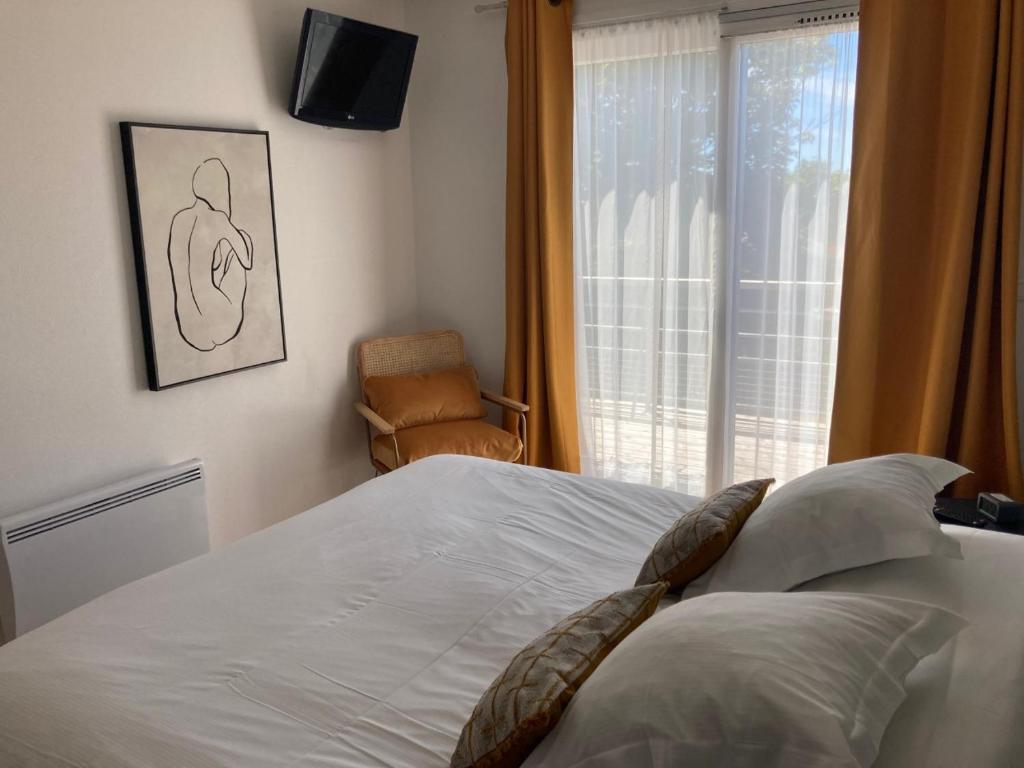 Ένα ή περισσότερα κρεβάτια σε δωμάτιο στο Hôtel Des Argousiers