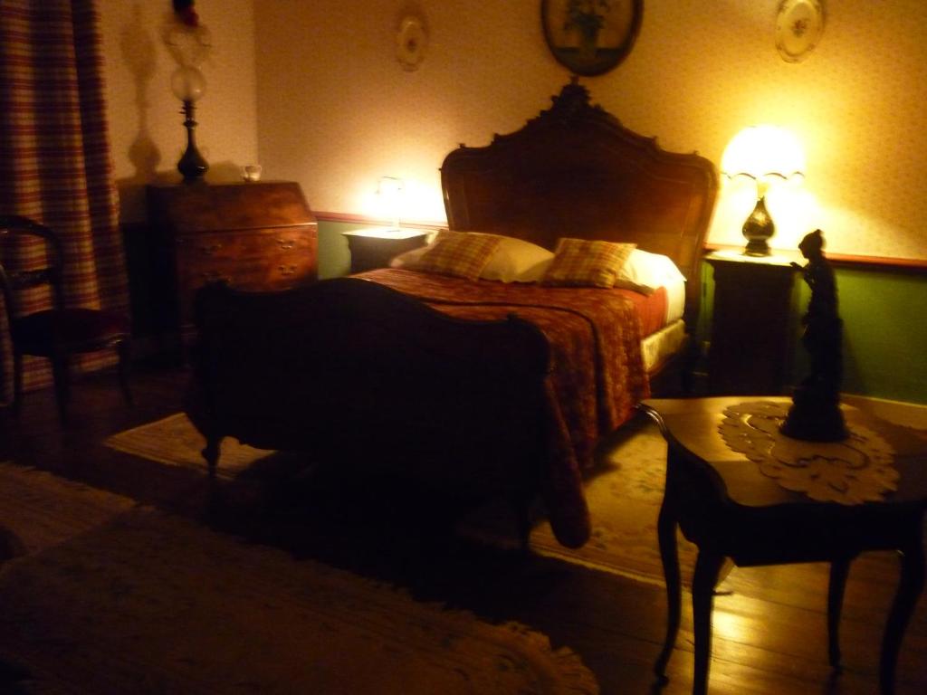 Łóżko lub łóżka w pokoju w obiekcie La Maison de Claire