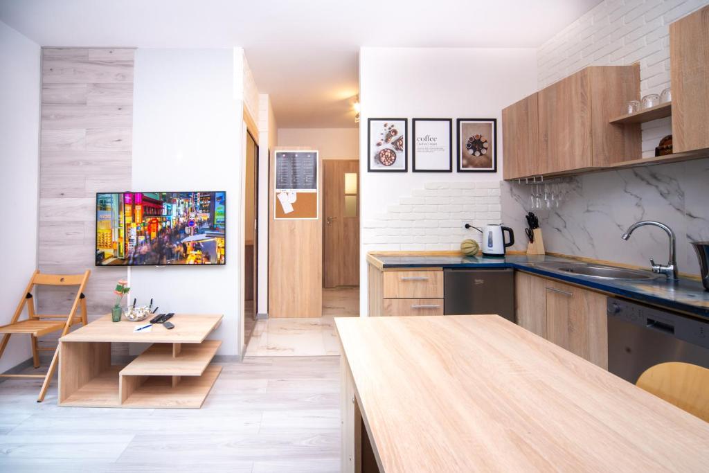 uma cozinha com um balcão de madeira e uma mesa em Maya's Flats & Resorts 17 - NADMOTLAWIE em Gdansk
