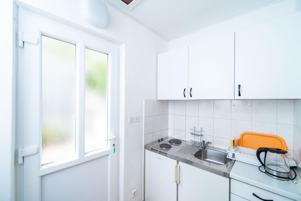 Kuchyňa alebo kuchynka v ubytovaní Apartments Zarac