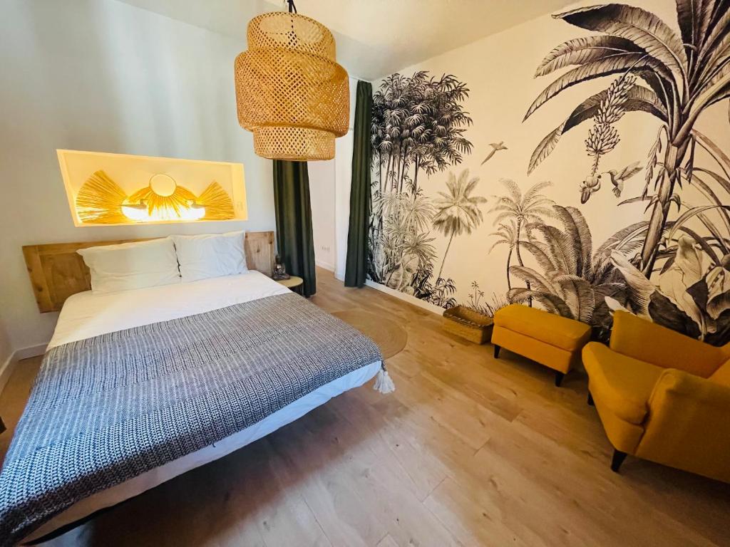 1 dormitorio con 1 cama y 2 sillas amarillas en Casa del Palmar loft, en Valencia