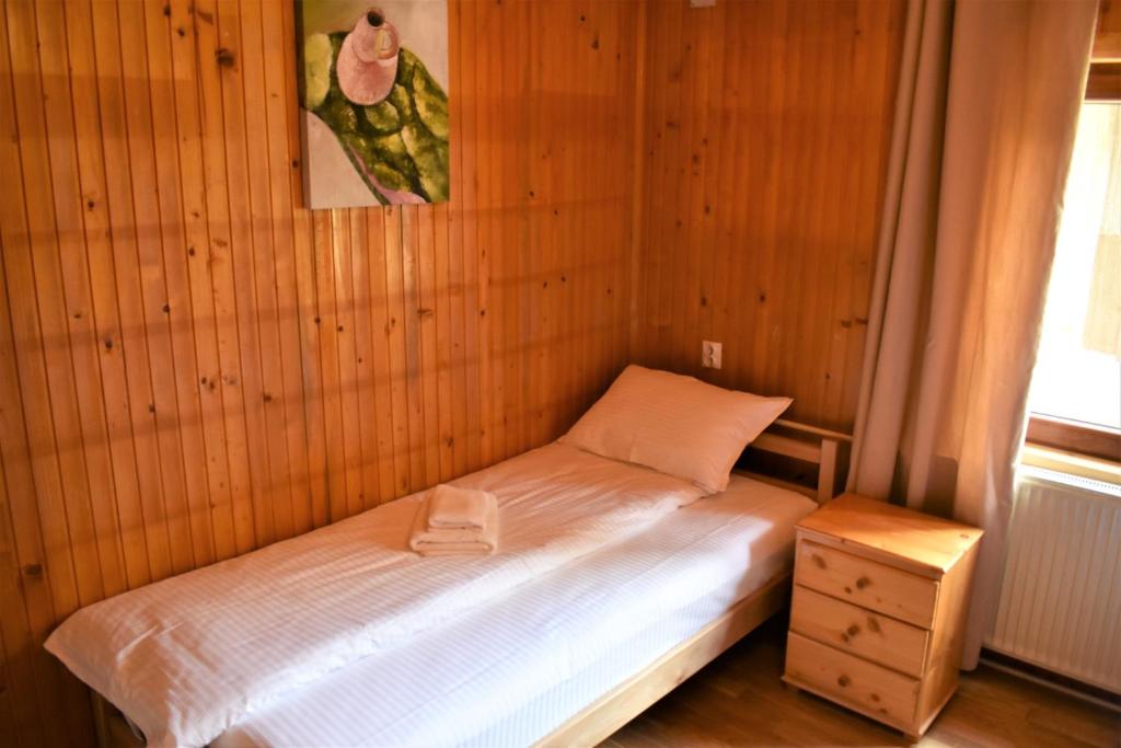 Una cama o camas en una habitación de Srna Chalet