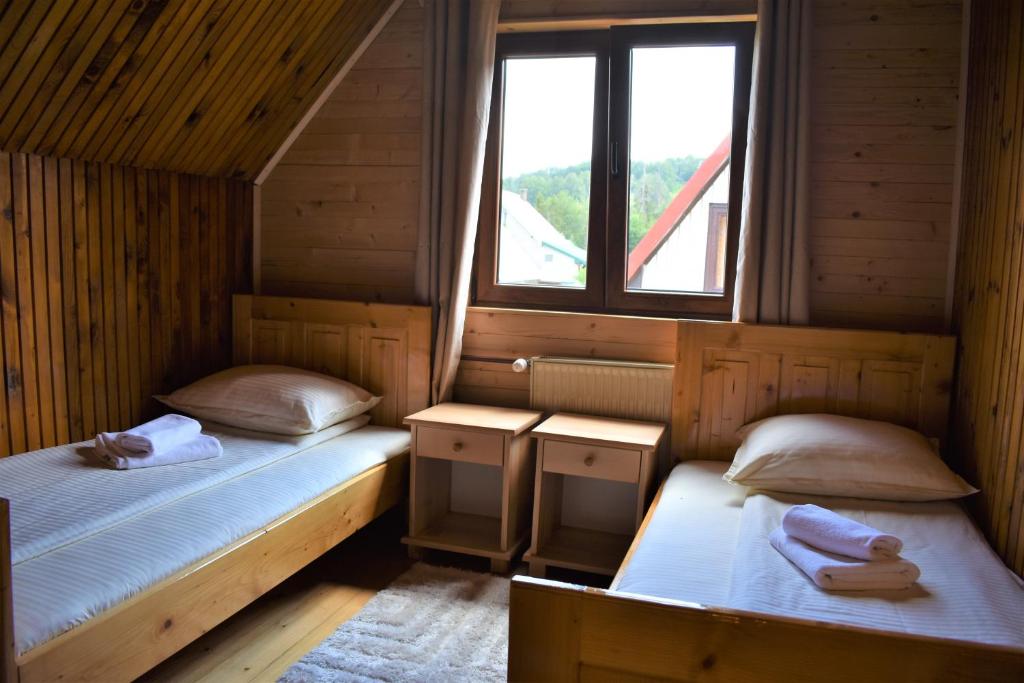 Una cama o camas en una habitación de Srna Chalet