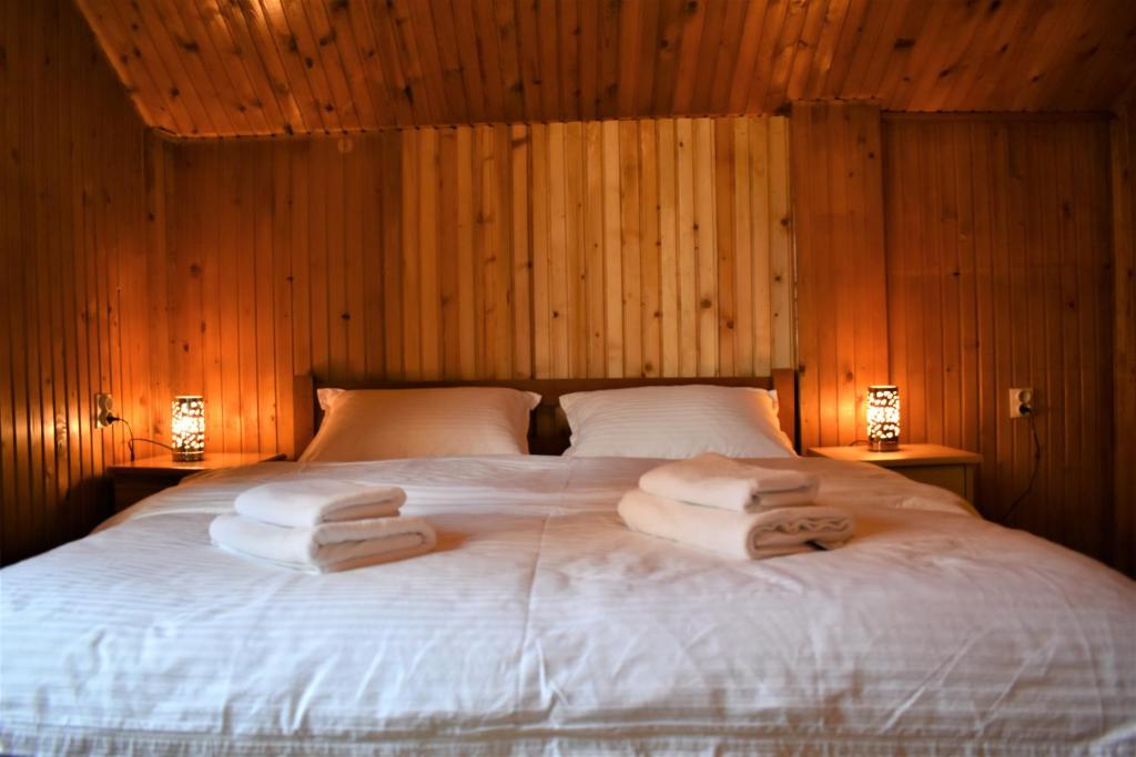 Una cama o camas en una habitación de Srna Chalet