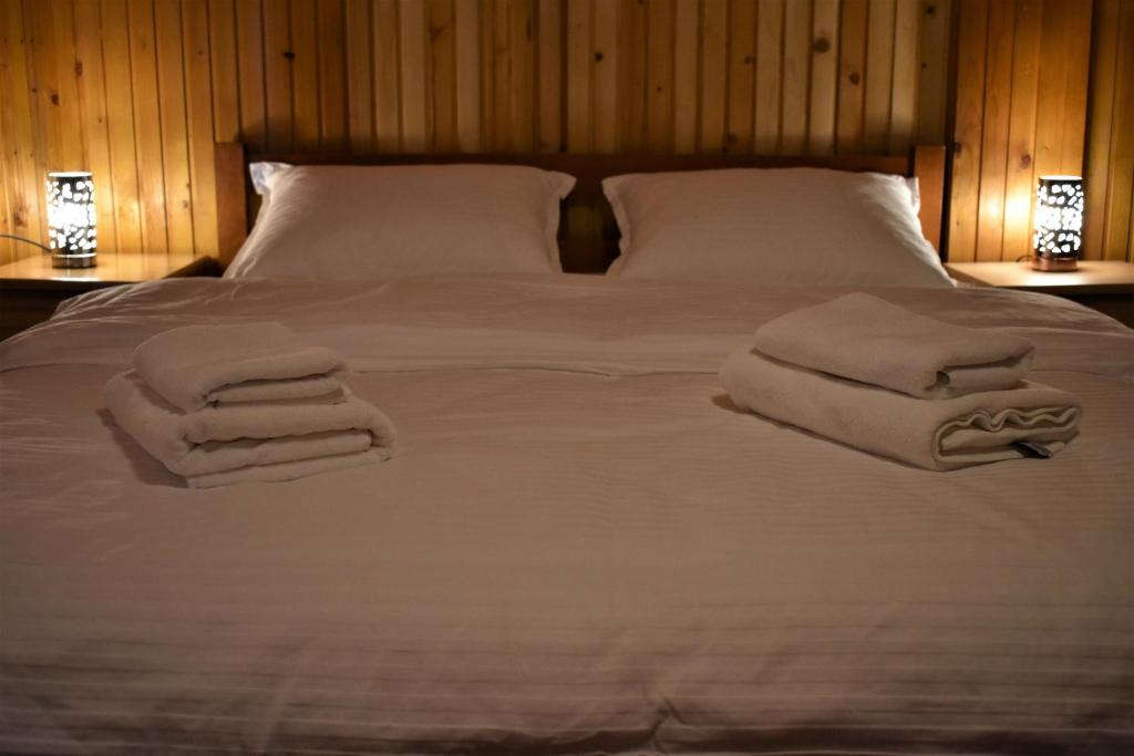Una cama o camas en una habitación de Srna Chalet