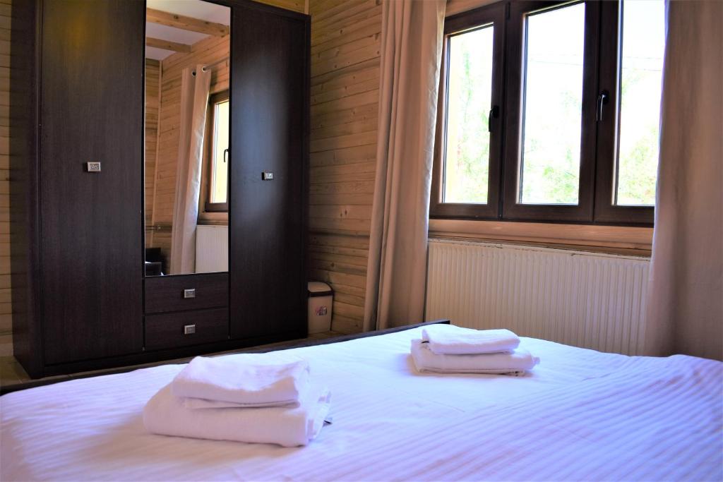Una cama o camas en una habitación de Srna Chalet