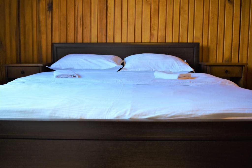 Una cama o camas en una habitación de Srna Chalet