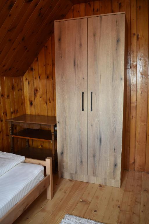 Una cama o camas en una habitación de Srna Chalet