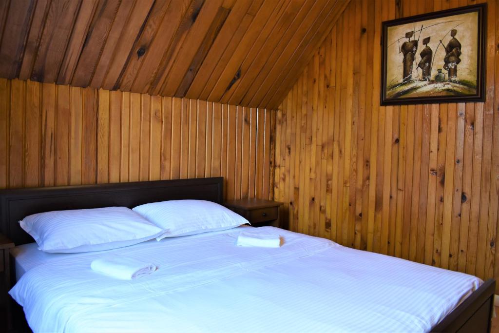 Una cama o camas en una habitación de Srna Chalet