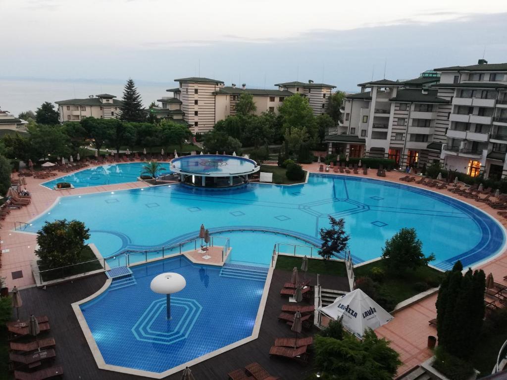 uma vista sobre uma grande piscina em СПА Апартаменти за ГОСТИ Затворен комплекс ЕМЕРАЛД em Ravda