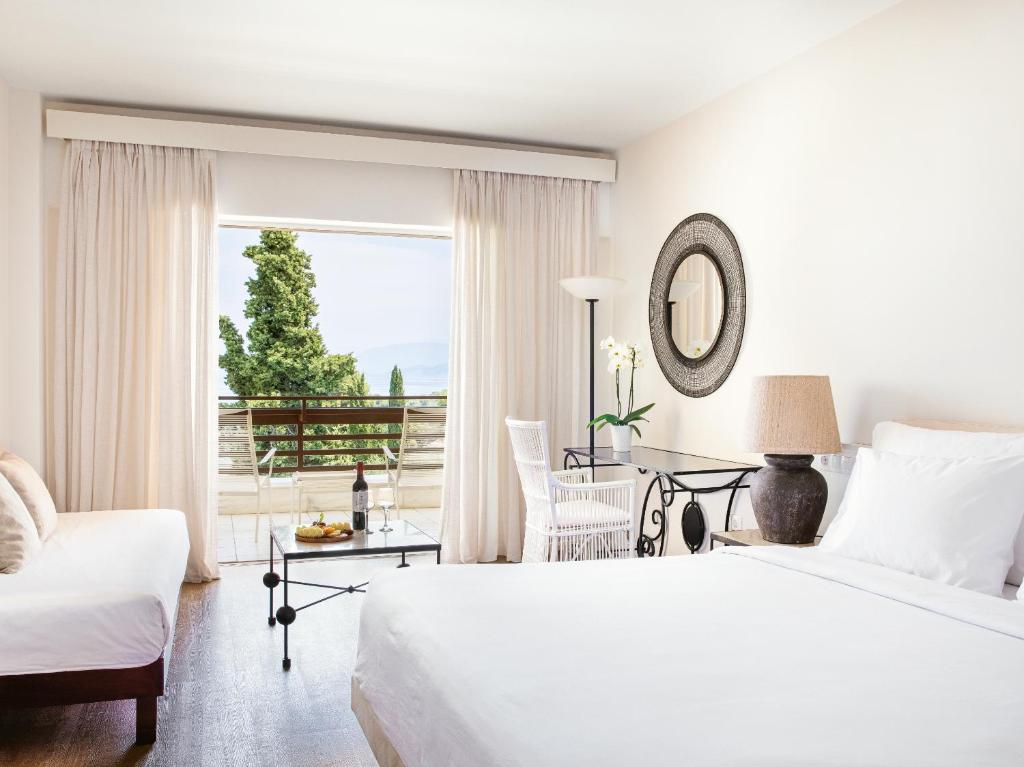 Postel nebo postele na pokoji v ubytování Grecotel LUXME Daphnila Bay
