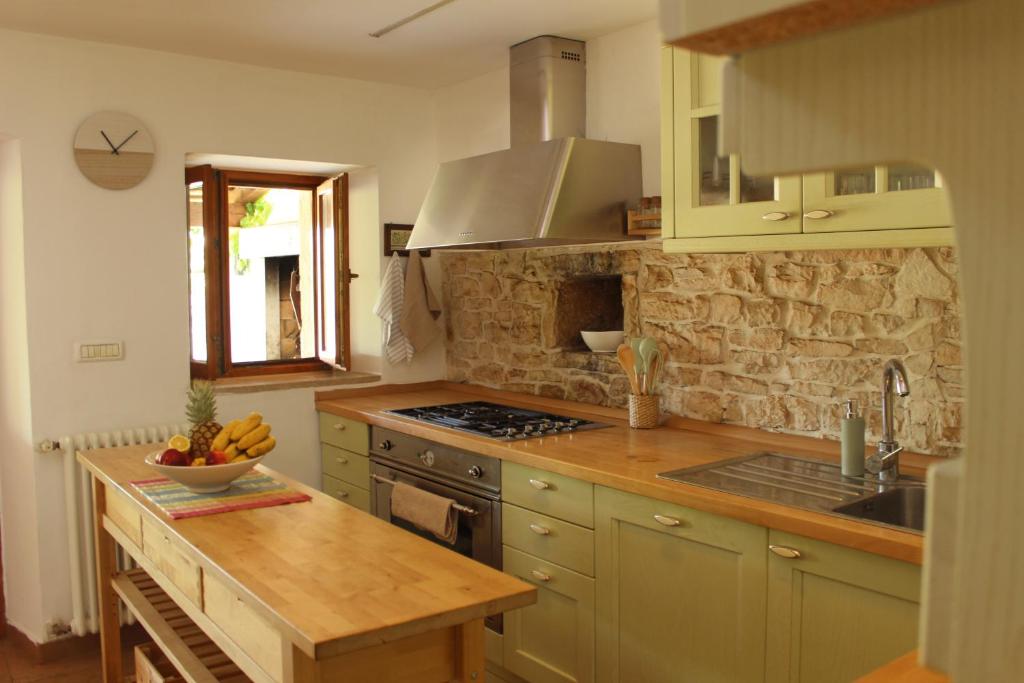 Kuchyňa alebo kuchynka v ubytovaní Guest House Tara