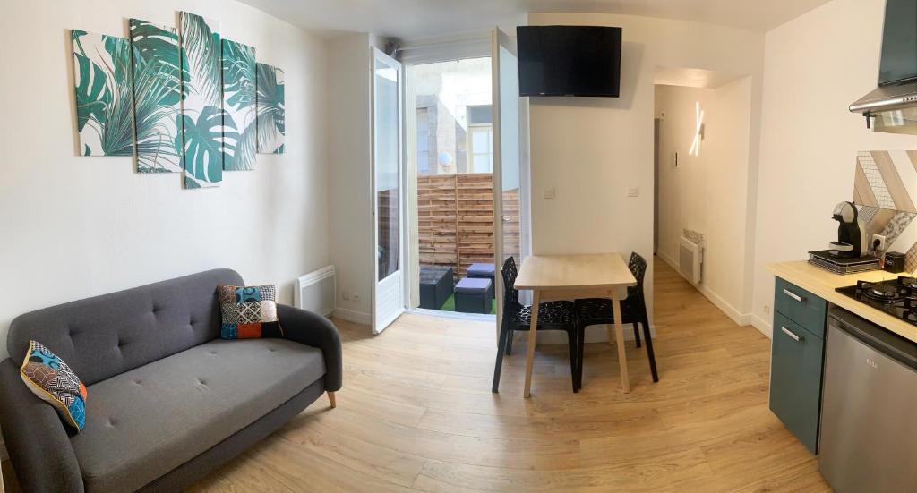 Kuchyňa alebo kuchynka v ubytovaní Appartement avec terrasse au cœur de Carcassonne - Serviettes Draps Ménage inclus