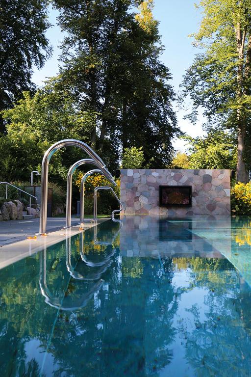 Bazén v ubytování Weissenhaus Private Nature Luxury Resort nebo v jeho okolí