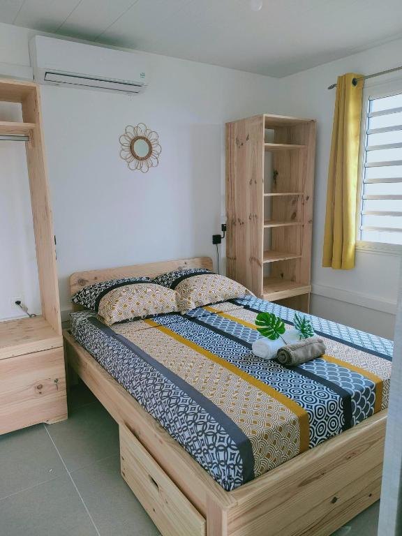Postel nebo postele na pokoji v ubytování les tiny houses d'akapa
