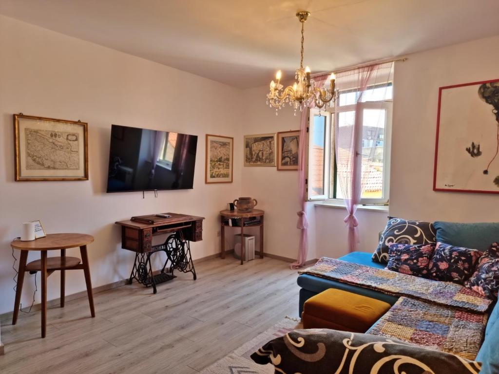 sala de estar con sofá y mesa en Apartment Adagio en Omiš