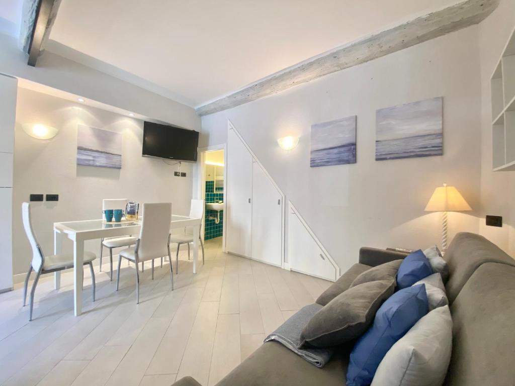 TV a/nebo společenská místnost v ubytování CasaViva - Lovely Mini-Loft in Camogli with AC