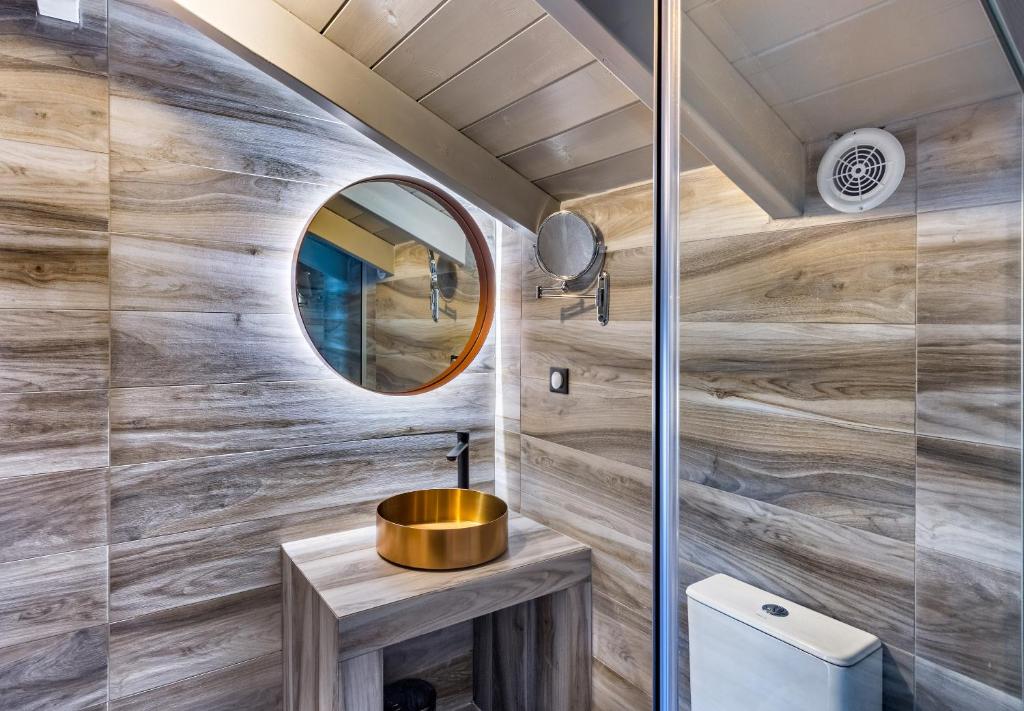 A bathroom at Ilvy Suites Sivota