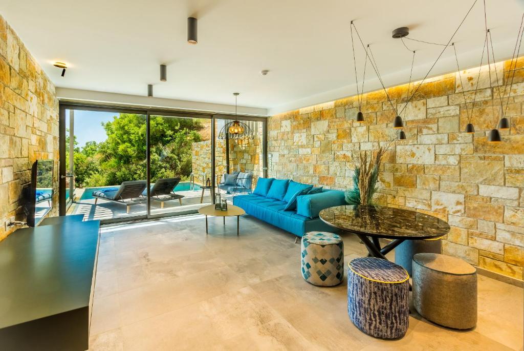 A seating area at Ilvy Suites Sivota
