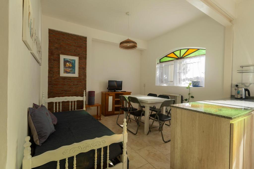 sala de estar con cocina y mesa con encimera en Crisálida Puerto Madryn, en Puerto Madryn