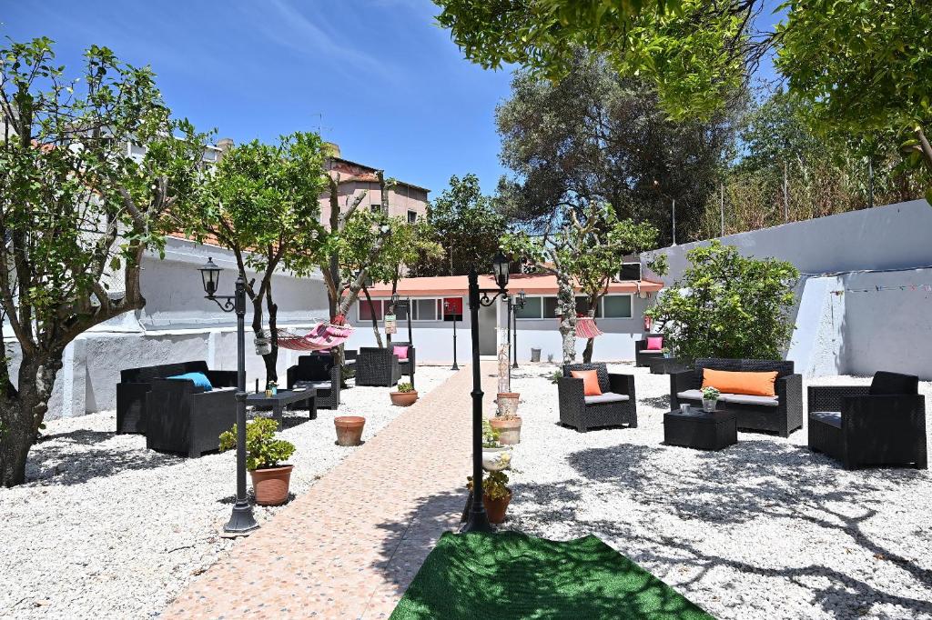 eine Terrasse mit Sofas und Bäumen im Innenhof in der Unterkunft Brother's Rooms in Lissabon