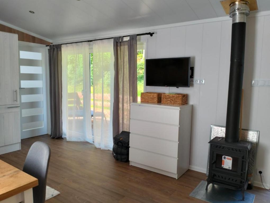 TV a/nebo společenská místnost v ubytování Tiny house
