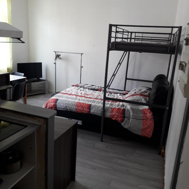 une chambre avec un lit superposé dans une pièce dans l'établissement studio malo les bains dunkerque, à Dunkerque