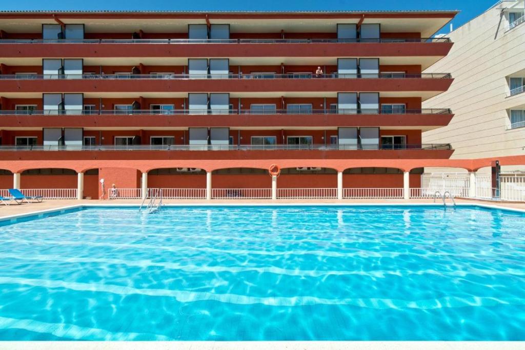 Apartamento con piscina y muy luminoso