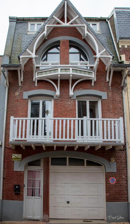 Cette maison en briques dispose d'un balcon et d'un garage. dans l'établissement Villa la Rafale Belle époque, , parking gratuit plage 5mn, au Tréport