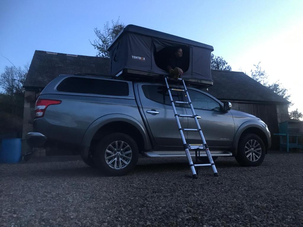 un camión con una caravana encima en Hexham Tentbox Hire, en Hexham