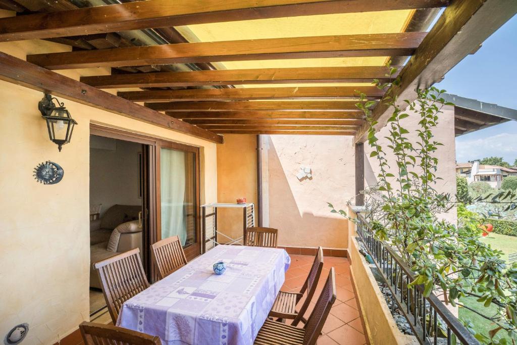 d'une terrasse avec une table et des chaises sur un balcon. dans l'établissement Maloma, à Peschiera del Garda