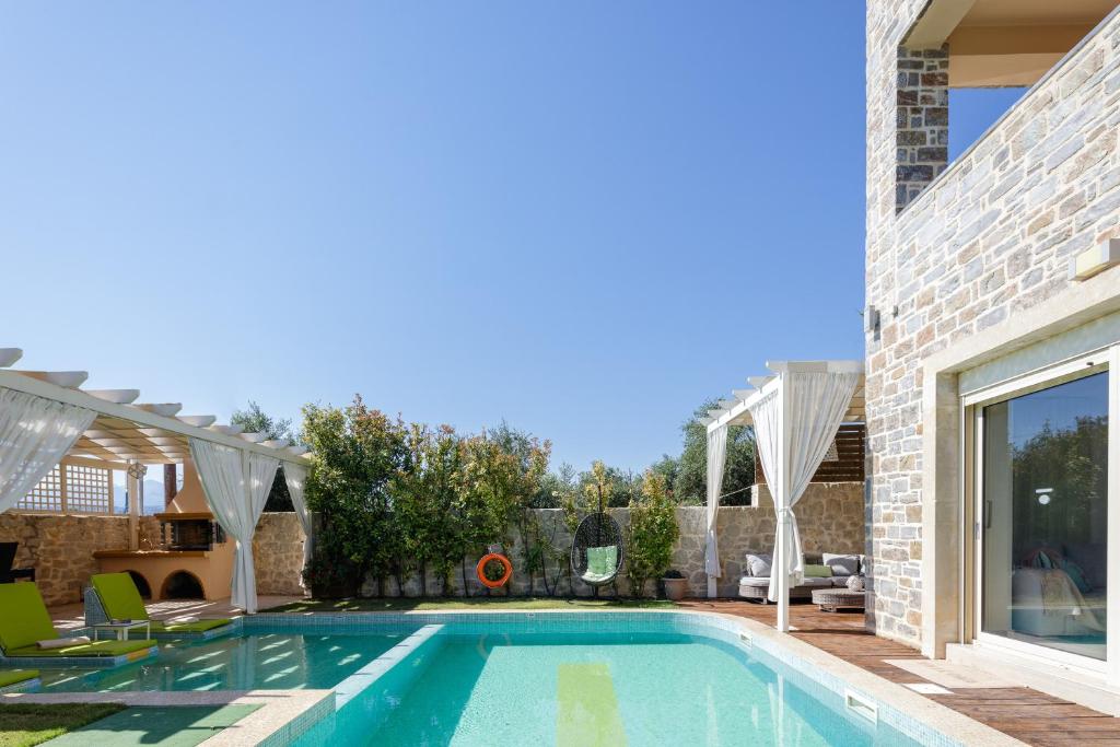 basen na podwórku domu w obiekcie Villa Green Mare w mieście Prínos