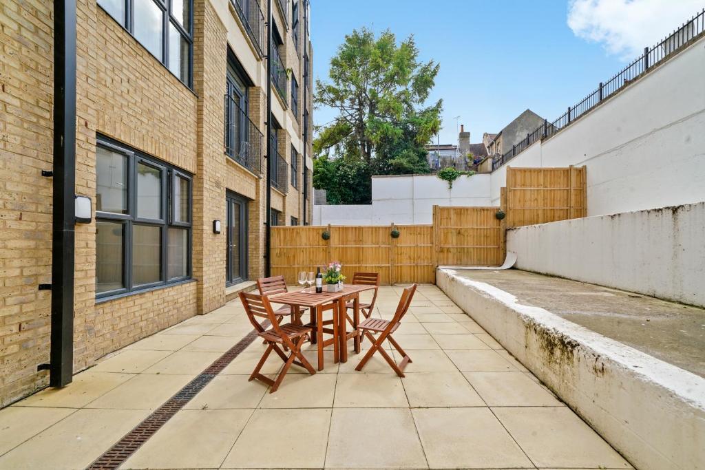 Stylish 2 Bed Apartment with Patio