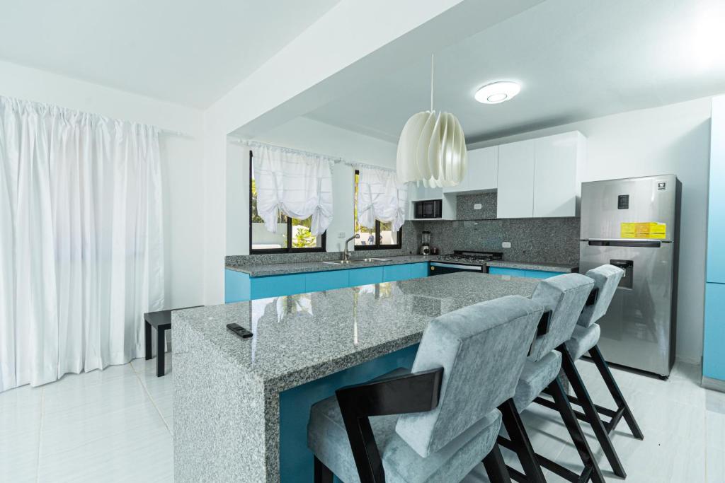 Kuchyň nebo kuchyňský kout v ubytování Skylight Suites Hotel
