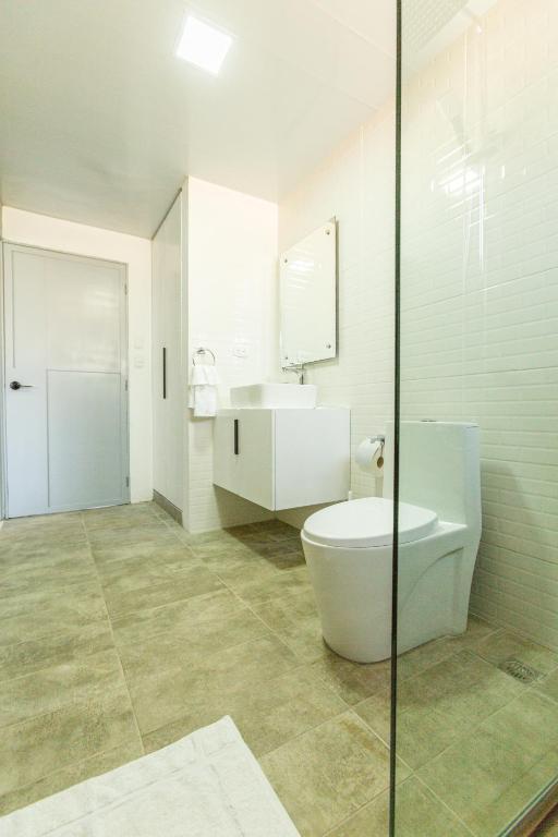 Koupelna v ubytování Skylight Suites Hotel