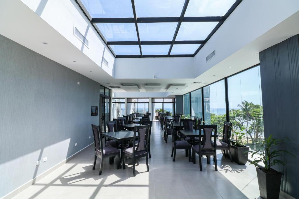 Restaurace v ubytování Skylight Suites Hotel