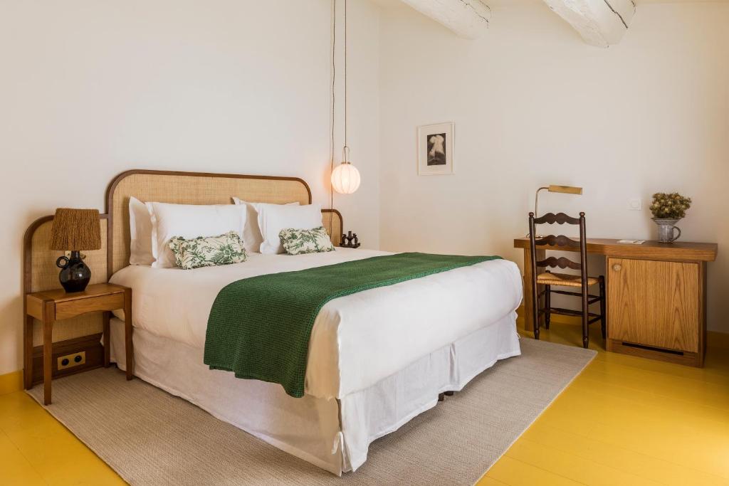 Postel nebo postele na pokoji v ubytování Hôtel La Tartane Saint-Tropez