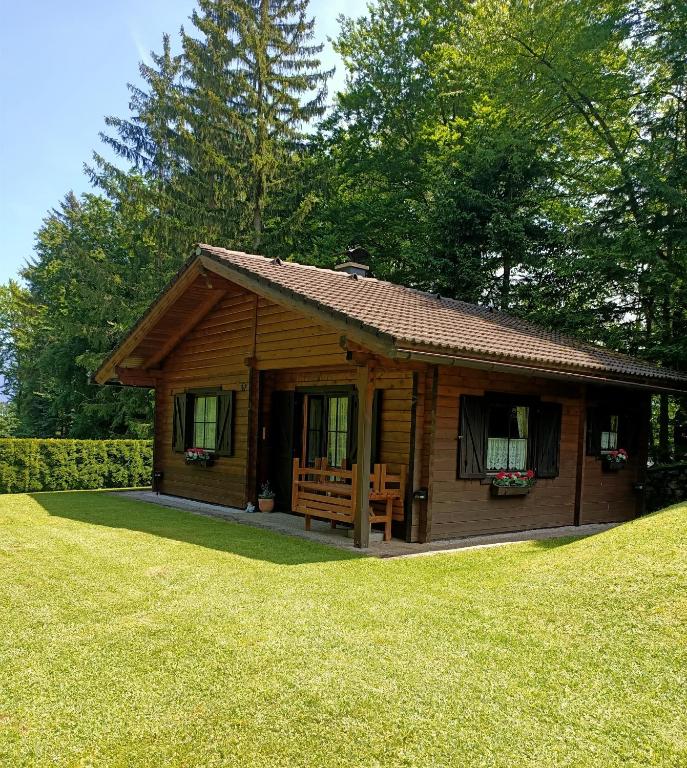 eine kleine Holzhütte auf einem Grasfeld in der Unterkunft Ferienhaus Hanni in Unterburg