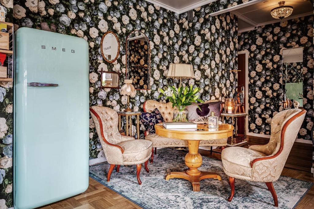 a dining room with a table and chairs at Hotell Nordevik in Skärhamn