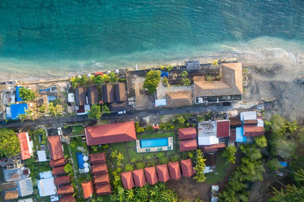una vista aérea de un complejo cerca del océano en Rijet Villa Beach & Restaurant en Nusa Penida
