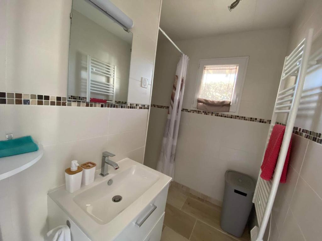 a white bathroom with a sink and a mirror at Entre ciel et mer, Maison neuve vue mer proche de la plage in Équihen-Plage