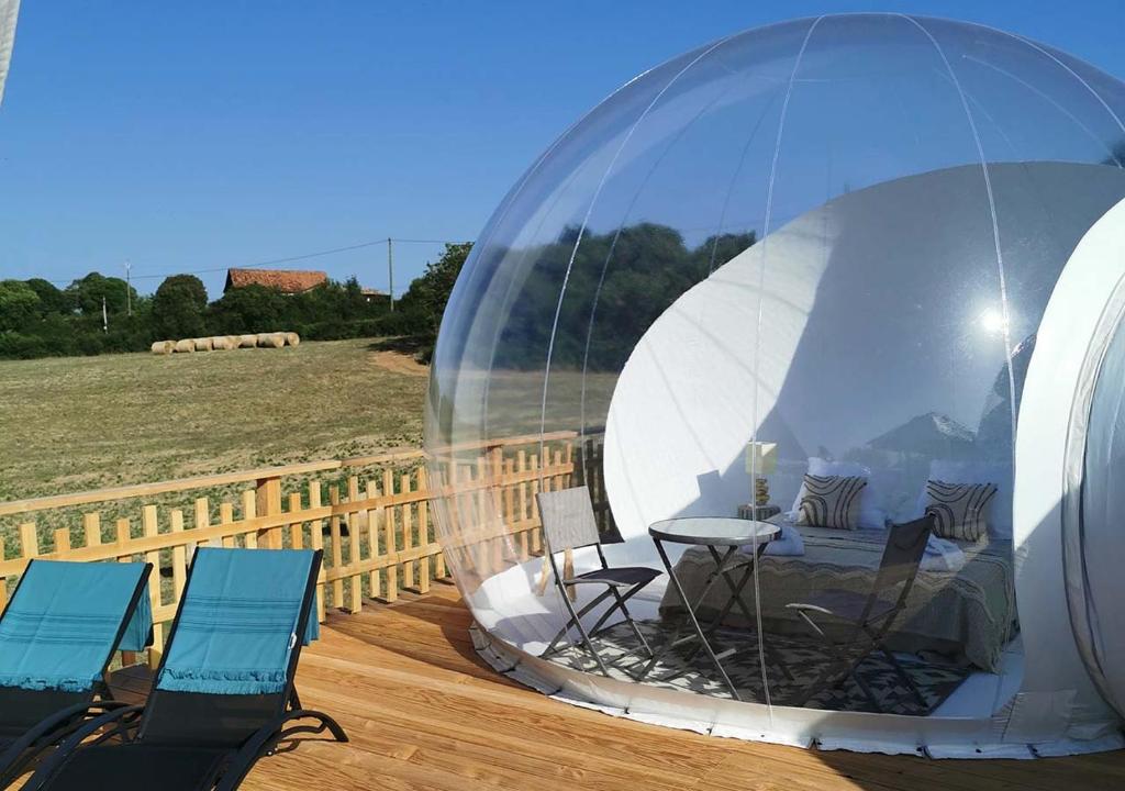 a large glass igloo with a table and chairs in it at noct enbulle in Cabrerets