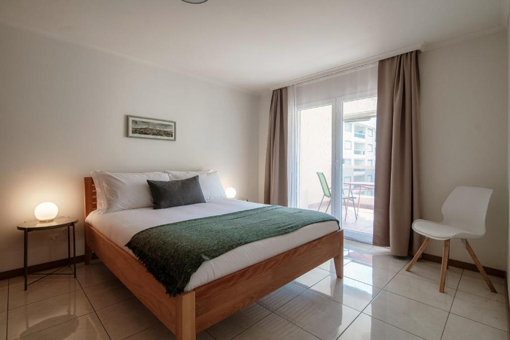 Posteľ alebo postele v izbe v ubytovaní Minusio Apartment by Quokka 360 - bright and modern flat with balcony