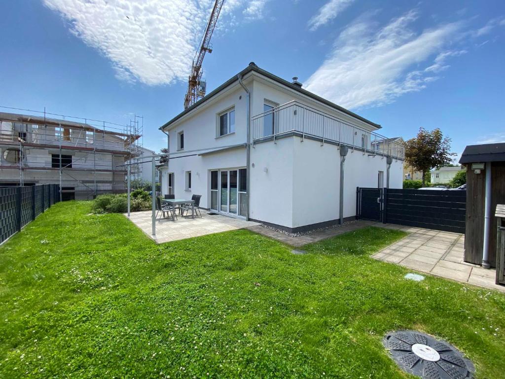 una casa en construcción con un patio verde en Ferienhaus Corvin, en Göhren